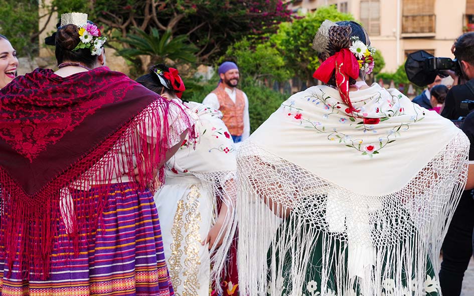 Mujeres con mantones de Manila en una fiesta popular